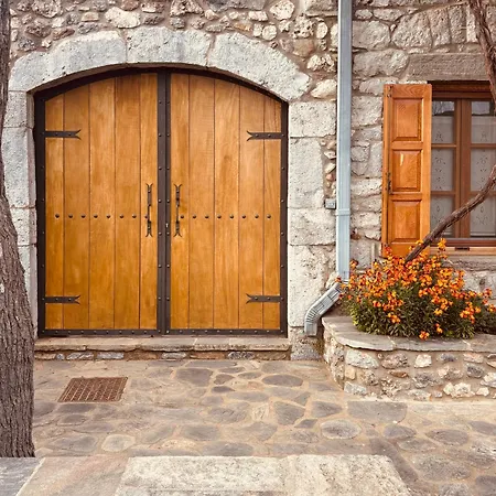 Stephania's Stone House منزل ريفي