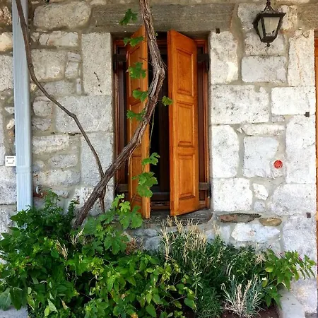 בית כפרי Stephania's Stone House *